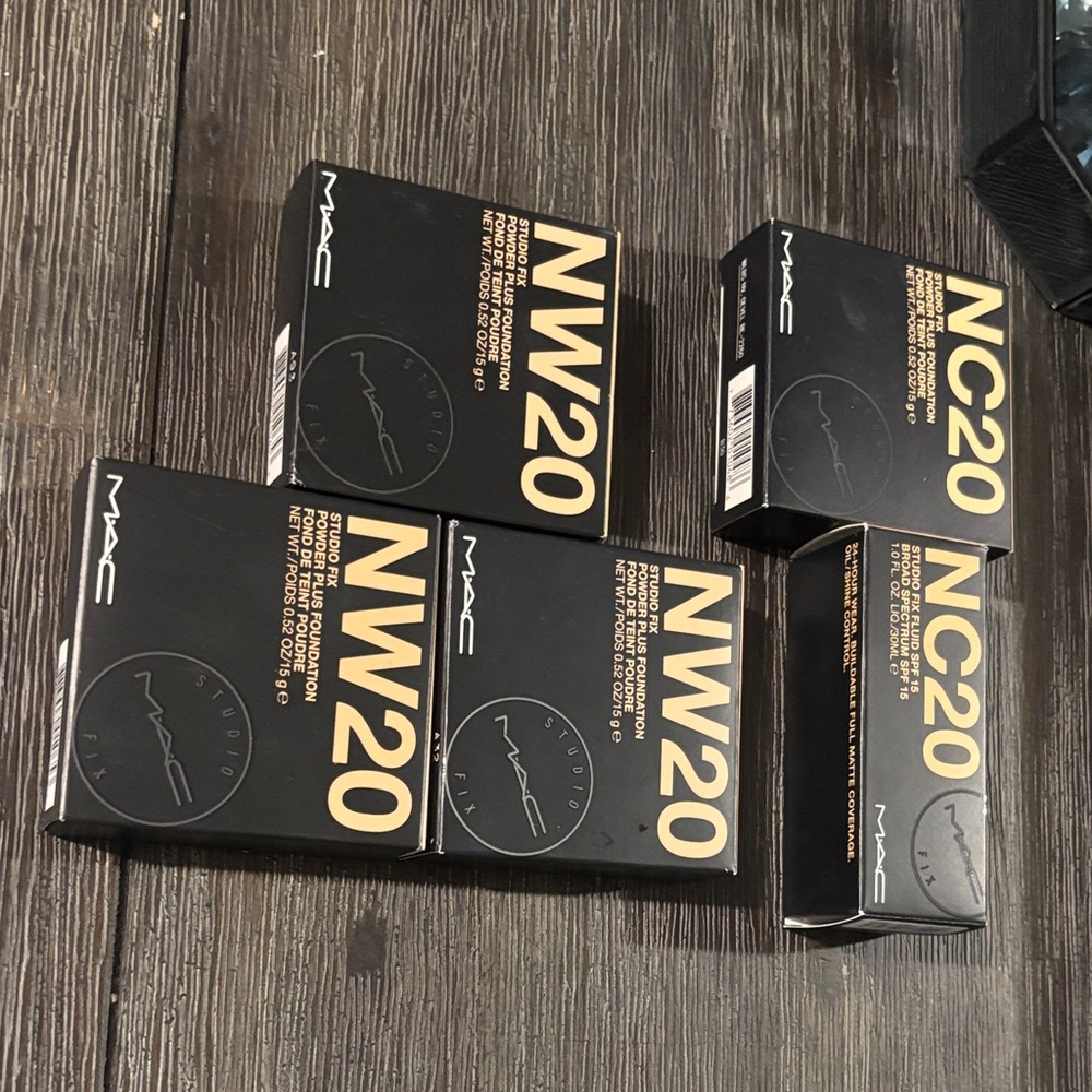 MAC Studio Fix Powder Plus Foundation NW20 NC20